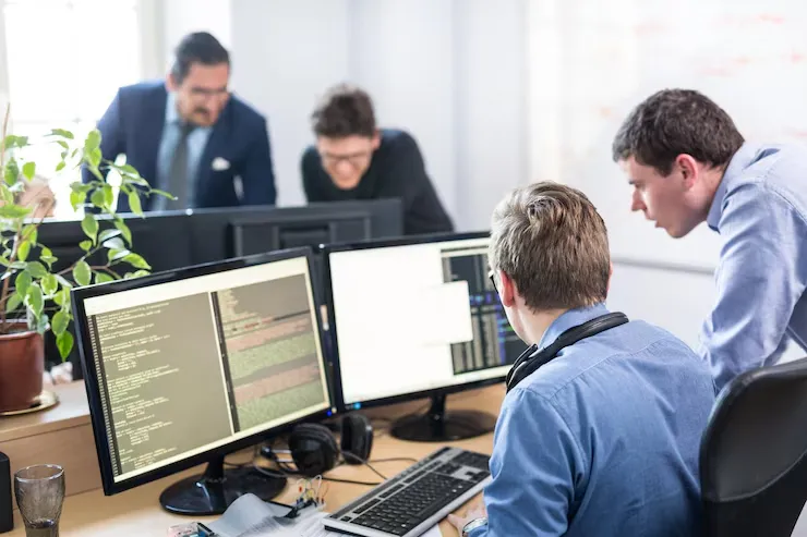 Personas trabajando en una oficina