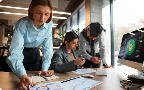 Personas trabajando en una oficina
